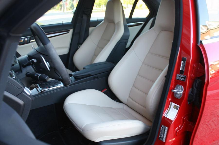  Mercedes-Benz C63 AMG Performance Pack 2011 года  (фото 19 из 39)